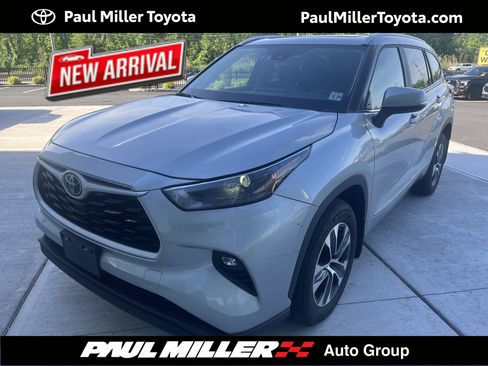 Used 2023 Toyota Highlander XLE AWD/4WD image 1