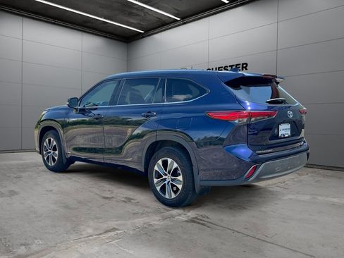 Used 2021 Toyota Highlander XLE AWD/4WD image 3