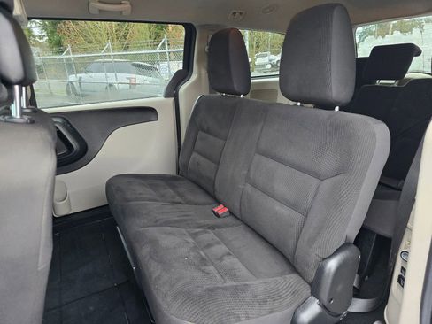 Used 2018 Dodge Grand Caravan SE image 18