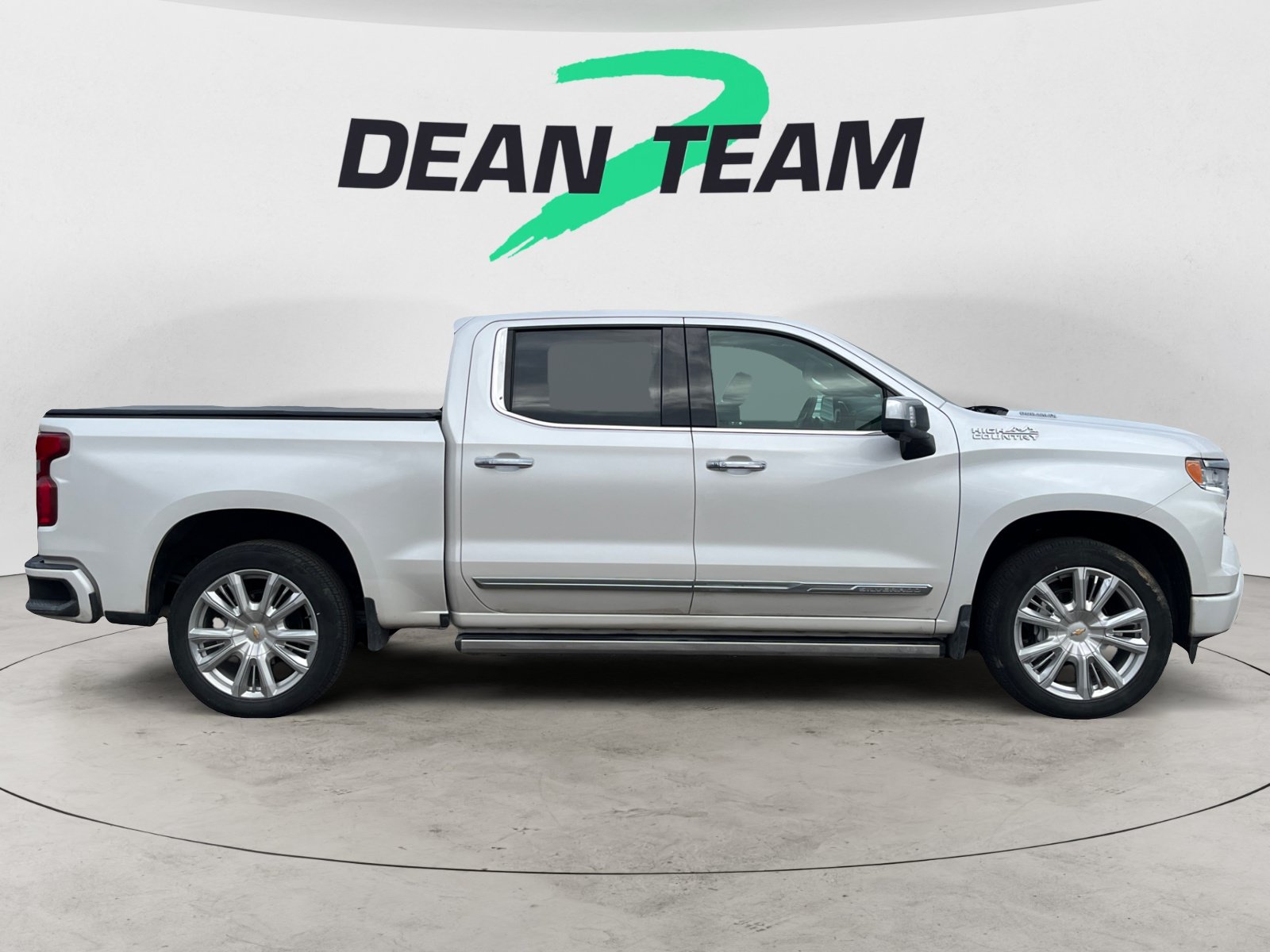 Used 2024 Chevrolet Silverado 1500 High Country w/ High Country Premium Package AWD/4WD image 9