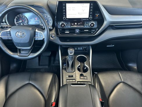 Used 2022 Toyota Highlander XLE AWD/4WD image 12