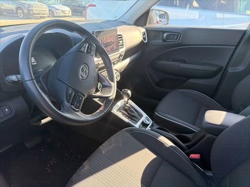 Used 2024 Hyundai Venue Limited image 14