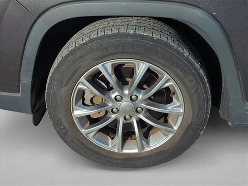Used 2019 Jeep Cherokee Latitude Plus FWD image 5