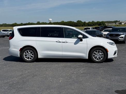 Used 2023 Chrysler Pacifica Touring-L FWD image 4