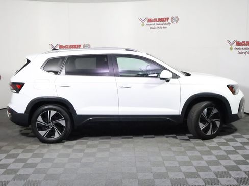 Used 2025 Volkswagen Taos SE AWD/4WD image 3