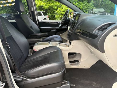 Used 2018 Dodge Grand Caravan SXT FWD image 20