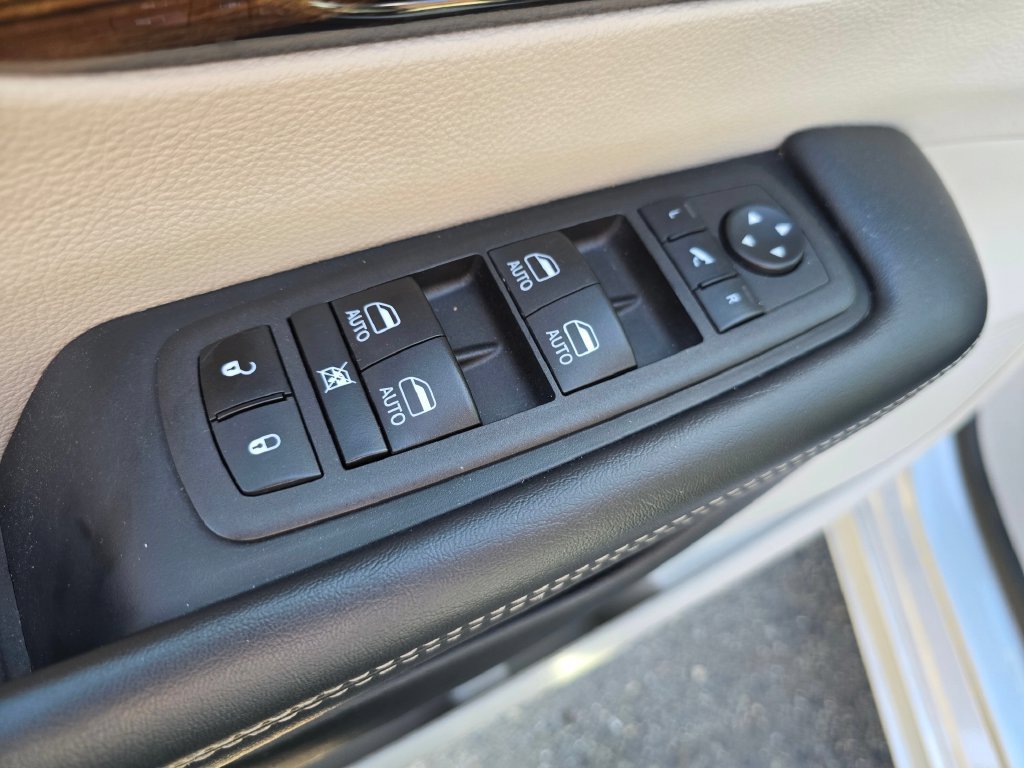 Used 2023 Chrysler Pacifica Limited FWD image 25