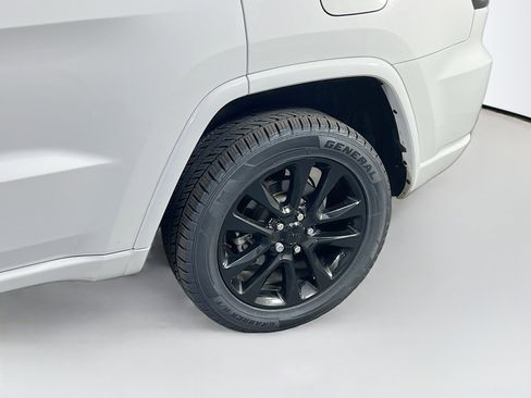 Used 2022 Jeep Grand Cherokee Laredo X image 29