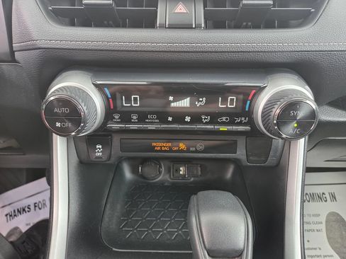 Used 2019 Toyota RAV4 LE w/ Carpet Mat Package AWD/4WD image 27