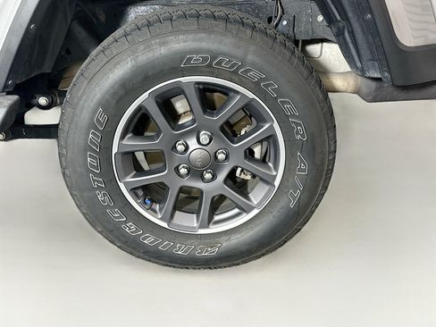 Used 2020 Jeep Gladiator Overland AWD/4WD image 11