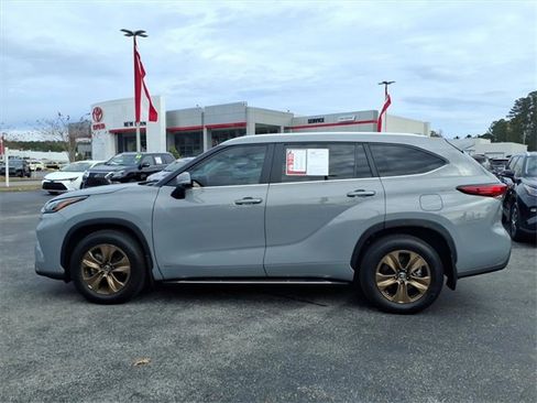 Used 2023 Toyota Highlander Bronze Edition image 3