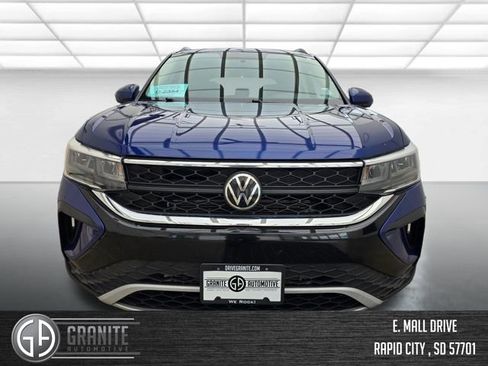 Used 2022 Volkswagen Taos SE w/ Panoramic Sunroof Package AWD/4WD image 8