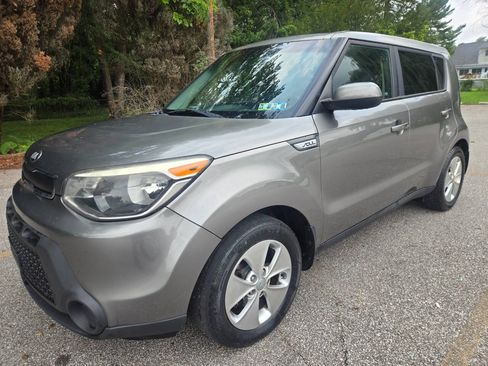 Used 2015 Kia Soul FWD image 2