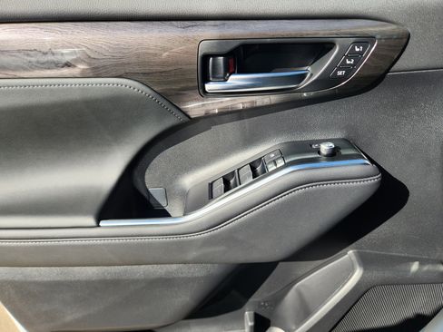 Used 2025 Toyota Highlander Platinum image 29