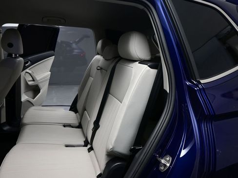 Used 2024 Volkswagen Tiguan SE image 25