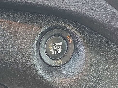 Used 2019 Jeep Cherokee Latitude Plus w/ Comfort/Convenience Group image 24