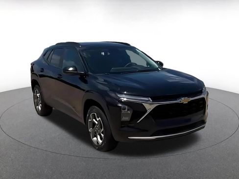 Used 2025 Chevrolet Trax LT FWD image 3