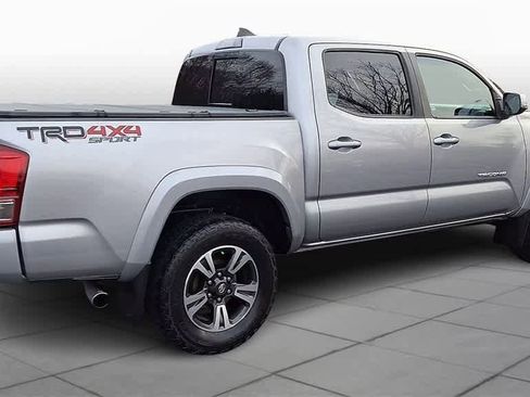 Used 2017 Toyota Tacoma TRD Sport image 8