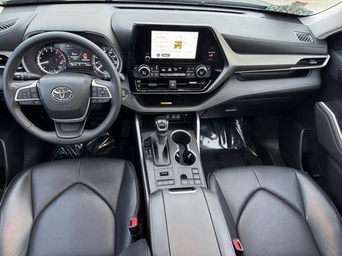 Certified 2023 Toyota Highlander XLE image 13