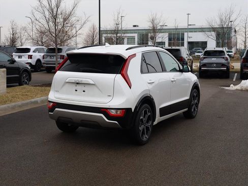 Used 2024 Kia Niro EX Touring image 5