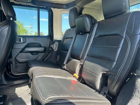 Used 2018 Jeep Wrangler Unlimited Sahara w/ Uconnect 4C Nav & Sound Group AWD/4WD image 16