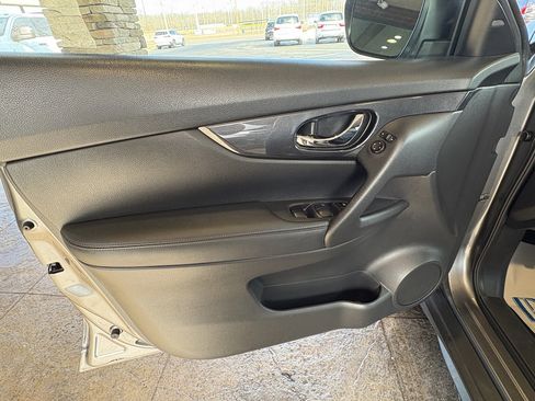 Used 2018 Nissan Rogue SV image 21