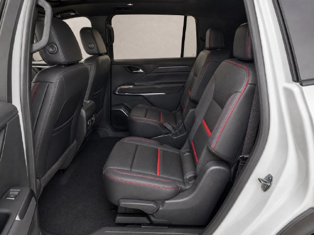 New 2027 Chevrolet Traverse RS w/ LPO, Floor Liner Package FWD image 13