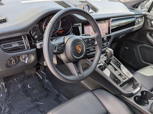 Certified 2025 Porsche Macan AWD/4WD image 4