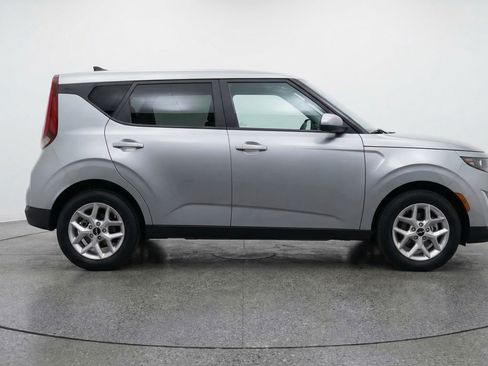 Used 2025 Kia Soul LX w/ LX Technology Package FWD image 11
