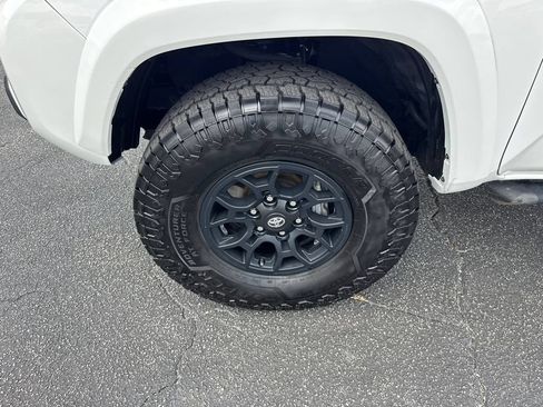 Used 2021 Toyota Tacoma SR5 AWD/4WD image 12
