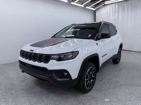 Used 2025 Jeep Compass Trailhawk AWD/4WD image 5