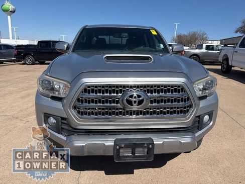 Used 2017 Toyota Tacoma TRD Sport w/ Tow Package image 2