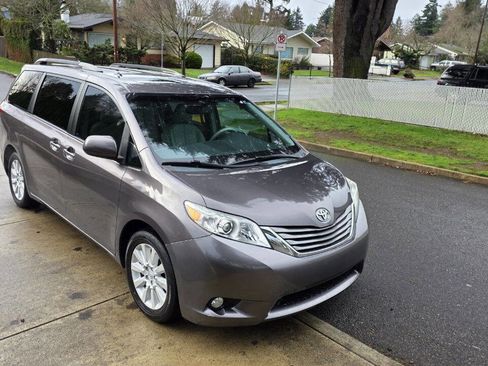 Used 2014 Toyota Sienna XLE image 3