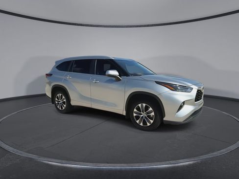 Used 2024 Toyota Highlander XLE FWD image 2