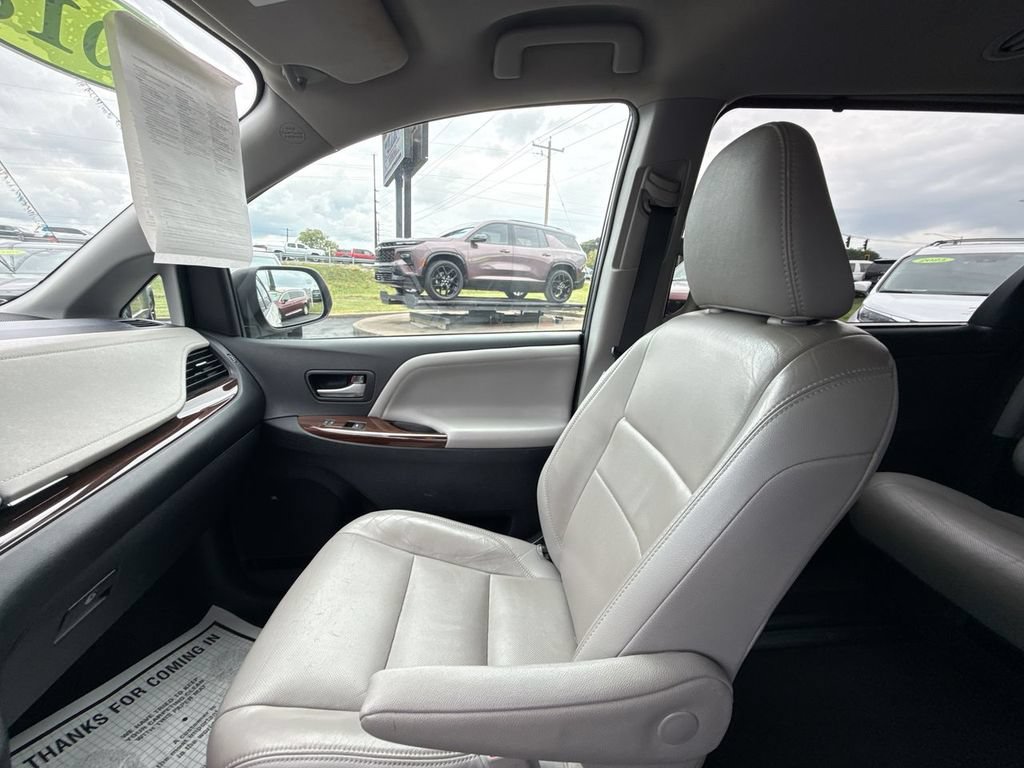 Used 2018 Toyota Sienna Limited Premium w/ Carpet Mat Package AWD/4WD image 26