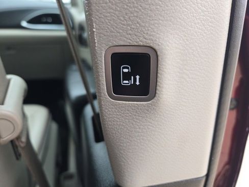 Used 2019 Chrysler Pacifica Limited image 16