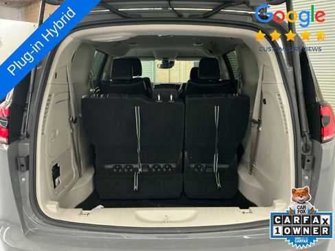 Used 2022 Chrysler Pacifica Touring-L w/ Uconnect Theater Family Group image 18