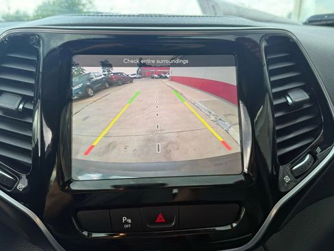 Used 2019 Jeep Cherokee Limited image 18