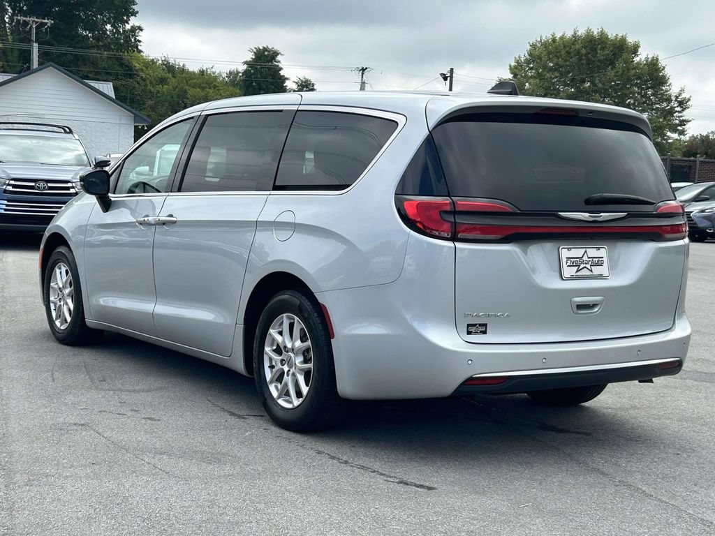 Used 2024 Chrysler Pacifica Touring-L FWD image 5