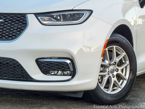 Used 2024 Chrysler Pacifica Touring-L image 32