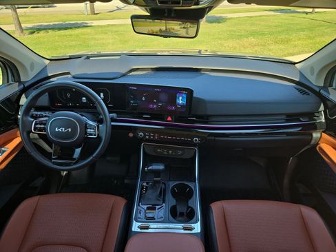 Certified 2025 Kia Carnival SX Prestige FWD image 13