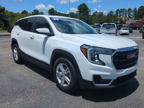 Used 2024 GMC Terrain SLE image 2