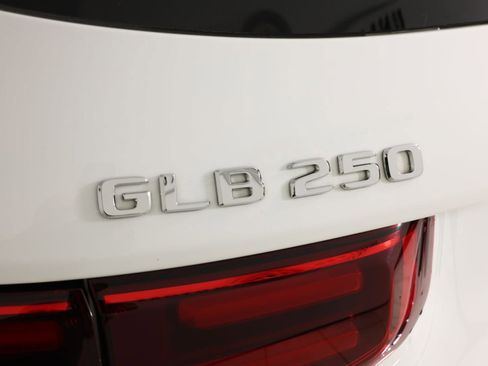 Used 2025 Mercedes-Benz GLB 250 4MATIC image 14