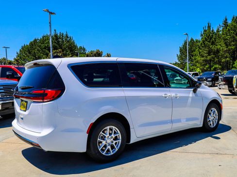 New 2027 Chrysler Pacifica Select FWD image 10