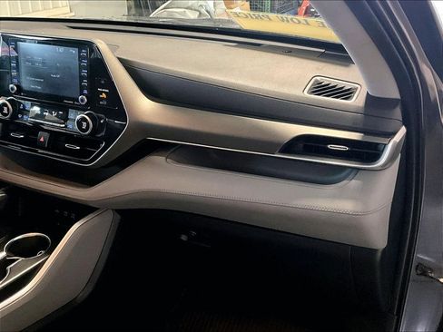 Used 2021 Toyota Highlander XLE AWD/4WD image 13