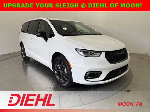 New 2026 Chrysler Pacifica Select image 1