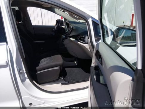 Used 2022 Chrysler Voyager LX FWD image 4