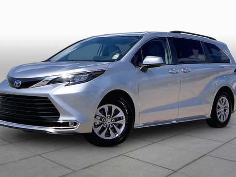 Used 2024 Toyota Sienna XLE FWD image 2