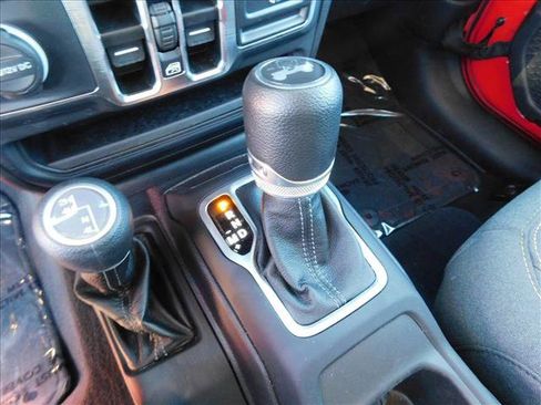 Used 2025 Jeep Wrangler Sahara image 12