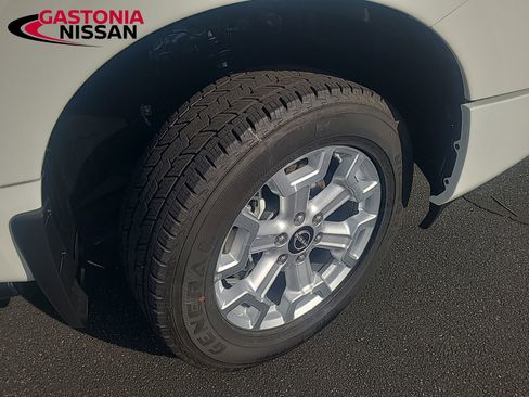 Used 2024 Nissan Titan SV w/ SV Convenience Package image 18